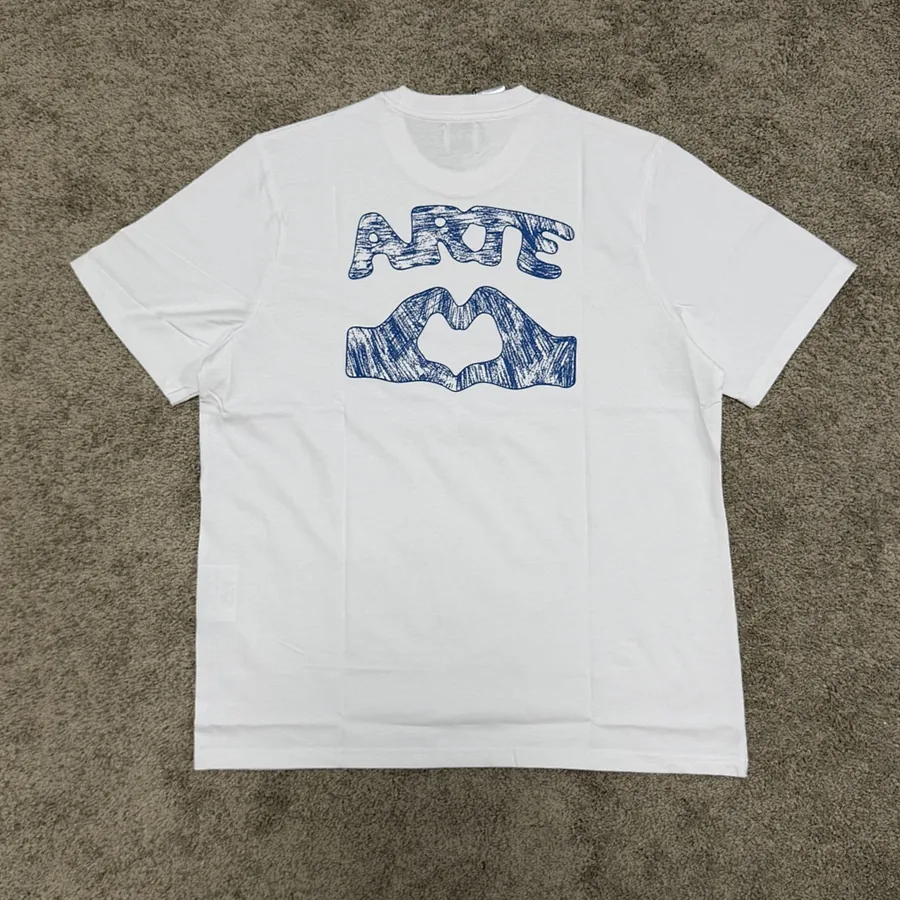 Arte Heart Hands Tee