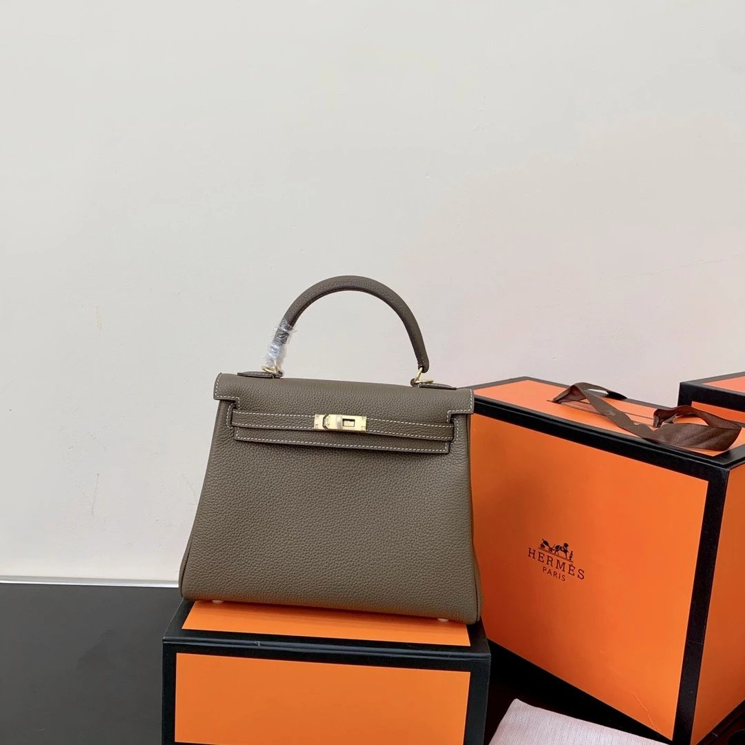 Hermes Kelly Pebbled Leather Handbag