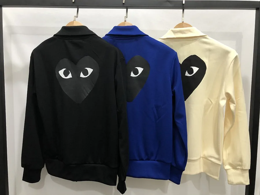 Sweatshirt with Black Big Heart，P25, https://item.taobao.com/item.htm?ft=t&id=1005270427419