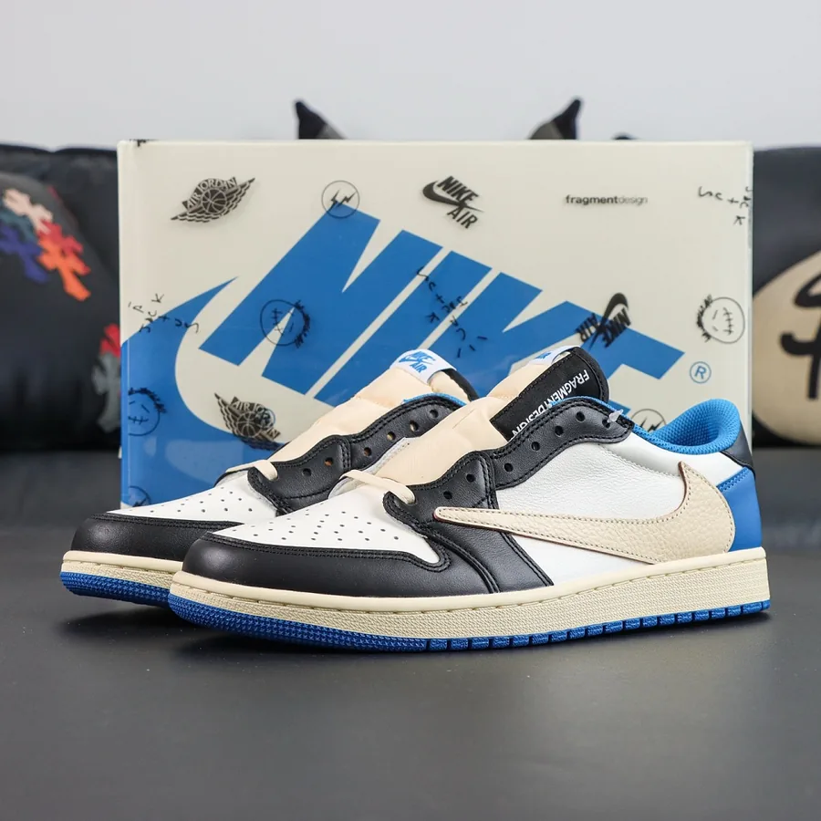 DM7866-140 Sneakers in White and Blue