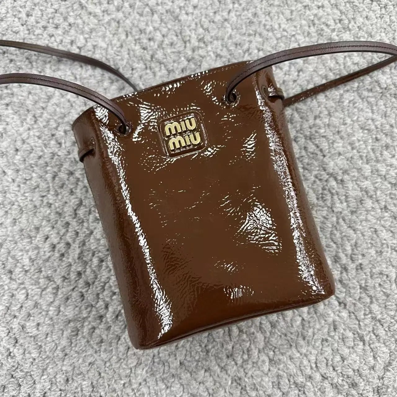 Miu Small bucket bag/oil wax leather